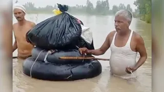 गांव में पानी भरने और नाव का संचालन न होने पर जान जोखिम में डालकर रबड़ की ट्यूब पर खाद्य सामग्री लेकर जाते ग्रामीण। सौ.ग्रामीण