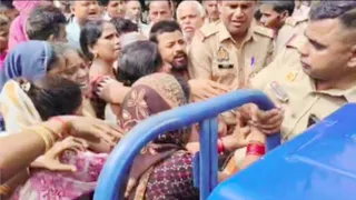तिलहर में उमेश की हत्या के विरोध में जाम लगाए स्वजन की पुलिस से होती धक्का-मुक्की। जागरण