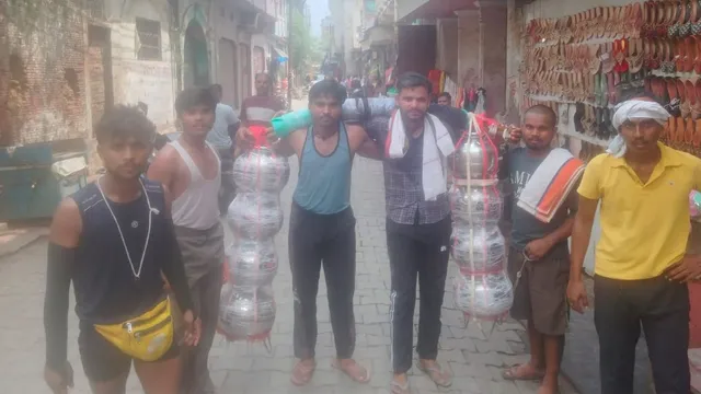 सावन में 151 किलो गंगाजल वाली कांवड़ बनी आकर्षण का केंद्र, एटा में कांवड़ियों का हुआ स्वागत