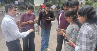 पंचकूला के गवर्नमेंट कॉलेज में विद्यार्थियों से बातचीत करते हरियाणा के शिक्षा मंत्री महिपाल ढांडा।