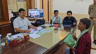 डीएम को ककोड़ा देने पहुंचा किसान।