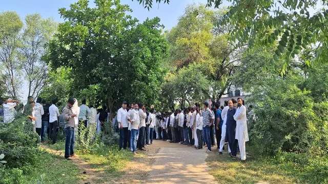 लखनऊ जेल से माफिया अतीक का बेटा उमर पहुंचा प्रयागराज, अली का इंतजार : भाई अबान के जनाजे में होंगे शामिल