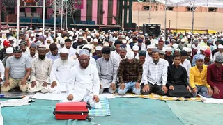 इस्लामियां स्थित उर्स स्थल पर जुमे की नमाज अता करते जायरीन।