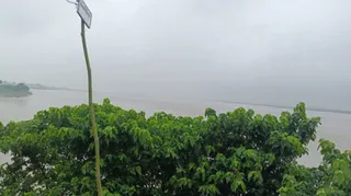 मौसम विभाग की चेतावनी: खराब मौसम के दौरान खुले स्थानों और पेड़ों के नीचे न रुकें, सुरक्षित स्थानों पर रहें।