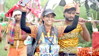 हरिद्वार से गंगाजल लेकर आती महिला कांवड़िया। जागरण