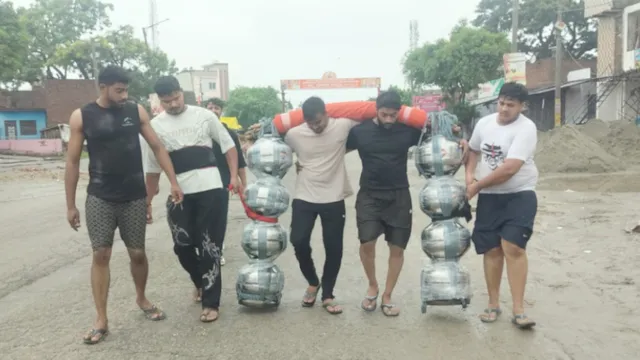 भोलेनाथ की भक्ति में लीन कांवड़िये: कछला घाट से 201 लीटर गंगाजल लेकर बरेली निकले 7 शिवभक्त, 85 किमी की कठिन यात्रा शुरू

