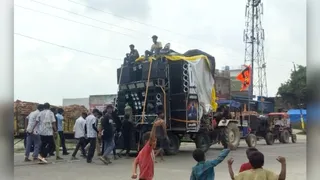 कछला गंगा घाट से बदायूं की ओर जाता ट्राॅली में बंधा भारी भरकम डीजे। जागरण