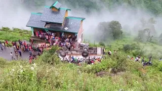 चंबा के चुराह में शनिवार सुबह दुर्घटनाग्रस्त हुई बस। जागरण