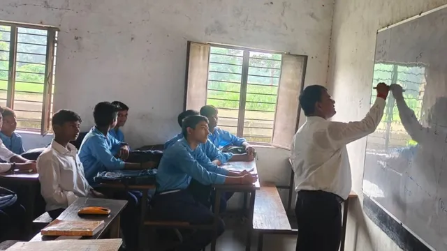 चॉक-डस्टर लेकर बच्चों के बीच पहुंच गए बेगूसराय डीएम; ब्लैकबोर्ड पर पढ़ाया, भविष्य के लिए दे गए सीख
