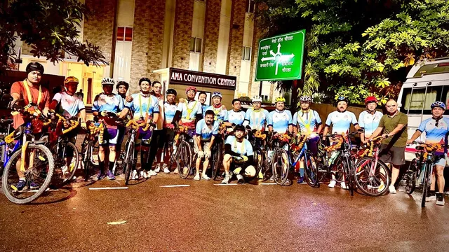 शिव की साधना में लीन प्रयागराज के डॉक्टरों ने साइकिल से निकाली कांवर यात्रा, काशी विश्वनाथ का करेंगे जलाभिषेक