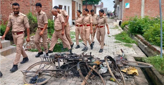 फर्रुखाबाद में आपत्तिजनक वीडियो बनाने पर फायरिंग व पथराव, साइकिलें जलाईं, तनाव के चलते पुलिस बल तैनात
