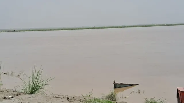 गढ़मुक्तेश्वर में गंगा का जलस्तर तेजी से बढ़ा, येलो अलर्ट से सिर्फ 10 सेंटीमीटर नीचे; गांवों में बेचैनी
