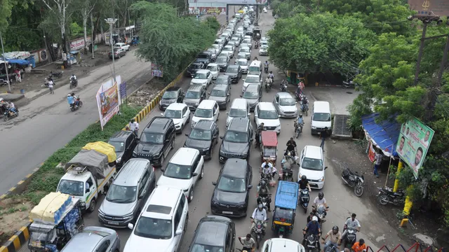 कांवड़ियों की भीड़ से गाजियाबाद में ट्रैफिक डायवर्ट, सिद्धार्थ विहार से मेरठ तिराहा रूट बंद; आज से बढ़ेगा दबाव