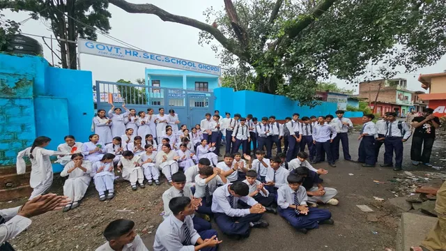 शिक्षा विभाग सुनो... घोरड़ी ऊधमपुर में 4 लेक्चरर समेत 17 पद खाली, बच्चे बोले- 'हमें धरना नहीं, क्लास चाहिए'
