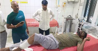 पैर में गोली लगने के बाद जिला अस्पताल में लाया गया घायल जितेंद्र। जागरण