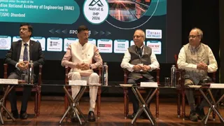 IIT (ISM) के शताब्दी समारोह में मंचासीन रक्षा राज्य मंत्री संजय सेठ, सेल के चेयरमैन अशोक पांडा और अन्य। (फोटोः जागरण)
