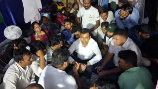 देर रात छात्रों को मनाने पहुंचा प्रशासन।