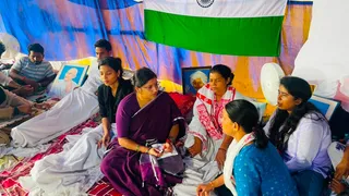 रांची में आंदोलनकारियों से मुलाकात करती झरिया की विधायक रागिनी सिंह। (फोटो साैजन्य)