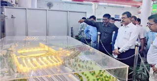 रिडवलपमेंट के बाद कानकार्स की ओर से सेंट्रल रेलवे स्टेशन और प्लेटफार्म का प्रारूप देखते रेलवे बोर्ड के मेंबर इंफ्रास्ट्रक्चर विवेक कुमार गुप्ता। रेल विभाग