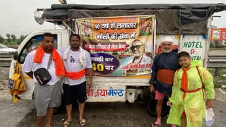 अपने दो पुत्रों व पौत्र के साथ कांवड़ ला रहे रजबन निवासी दुर्गादास कन्नौजिया। सौ. स्वजन