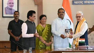 मुंबई भाजपा के उपाध्यक्ष अमरजीत मिश्र ने पुस्तक ‘अग्निशिखा सुषमा स्वराज’महाराष्ट्र के राज्यपाल जिष्णु देव वर्मा को भेंट की।
