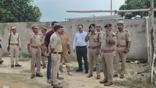 मैनपुरी में कोल्ड स्टोरेज में गैस रिसाव को कंट्रोल करने के बाद पुलिस अधिकारी।