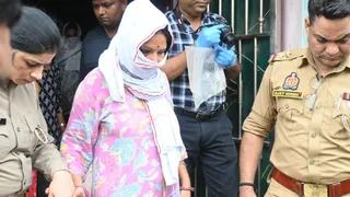 हत्यारोपी पत्नी को गिरफ्तार कर ले जाती पुलिस।