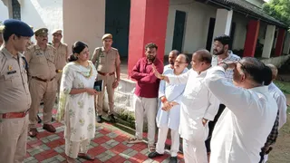 पुलिस लाइन में एएसपी अरीबा नोमान से वार्ता करते पूर्व सपा सांसद डॉ. चन्द्रपाल सिंह यादव
