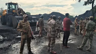 पाथरडीह कोल वाशरी में हिंसा के बाद तैनात सीआइएसएफ के जवान।