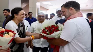 राहुल गांधी का प्रयागराज एयरपोर्ट पर स्वागत करतीं कांग्रेसी नेतागण। जागरण