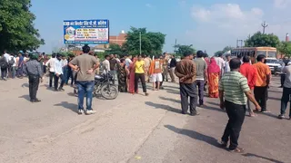 प्रयागराज में सेप्टिक टैंक हादसे में दो मजदूरों की मौत मामले में बवाल, मुआवजे और हत्या के केस की मांग पर सड़क जाम