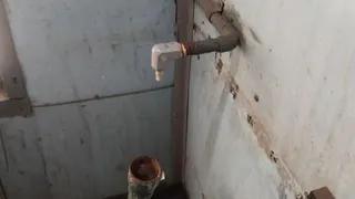 ट्रेन के शौचालय का टूटा नल। जागरण
