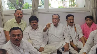 एसएसपी दफ्तर में धरने पर बैठे नेता।