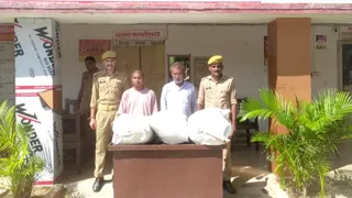 पुलिस की गिरफ्त में तस्करी के आरोपित पिता-पुत्र