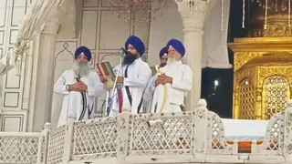श्री अकाल तख्त साहिब पर बीते समय में हुई बैठक के दौरान एकत्रित पांचों तख्तों के जत्थेदार।