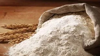 मैनपुरी में टेलकम पाउडर से बन रहा था मिलावटी आटा।