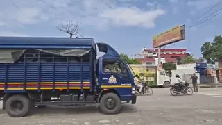 सारस होटल चौराहे से पुलिस अभिरक्षा में जाता अतीक के बेटे उमर अहमद का कैदी वाहन