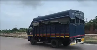 जालौन के बड़ा गांव के पास हाईवे से गुजरते पुलिस वाहन। जागरण