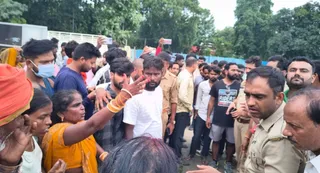 बिछिया में सड़क पर शव रखकर परिजनों द्वारा रास्ता जाम। परिजनों से वार्ता करती पुलिस। जागरण