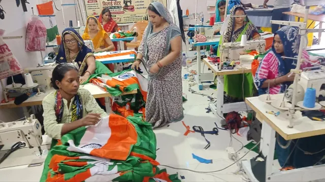 भदोही में स्वयं सहायता समूह की महिलाएं तैयार करेंगी तीन लाख तिरंगा, मिला रोजगार