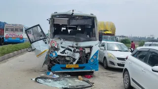 करनाल में दो बसों के बीच भीषण टक्कर (जागरण फोटो)