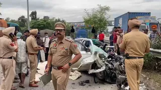 हादसे के बाद जाचं पड़ताल करते पुलिसकर्मी (जागरण)