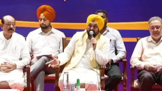 युवाओं से बातचीत करते हुए सीएम भगवंत मान व साथ हैं मोहिंदर भगत व डॉ. बलबीर सिंह।