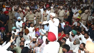 कार्यकताओं को समझाने का प्रयास करते हुए पीपीसीसी प्रधान अमरिंदर सिंह राजावड़िंग।