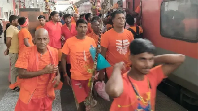 बोल-बम के जयघोष से गूंजा पीडीडीयू जंक्शन, प्लेटफॉर्म पर कांवरियों की भीड़
