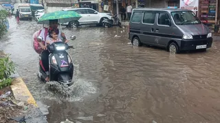 पहाड़गंज मुल्तानी ढांडा के पास मुख्य पार्क पर वर्षा से हुआ जल भराव। हरीश कुमार