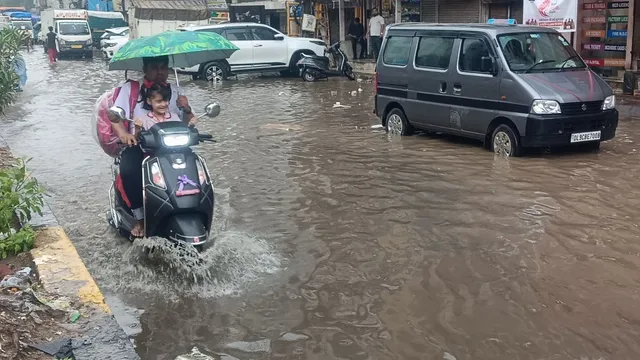127 MM बारिश से टूटा दिल्ली में 16 साल का रिकॉर्ड, पेड़-मकान गिरने से लेकर जलभराव तक; आज भी अलर्ट