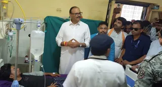 उप मुख्यमंत्री ब्रजेश पाठक जिला अस्पताल में निरीक्षण करते हुए। जागरण