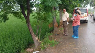 घटनास्थल पर पुलिस टीम जांच करते हुए।