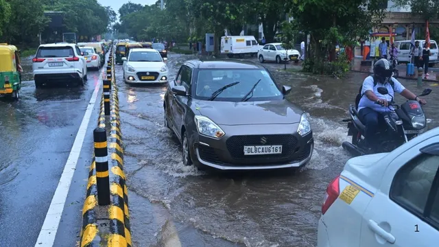 दिल्ली-NCR में सावन की झड़ी, भारी बारिश से जनजीवन अस्त-व्यस्त; राजधानी में रेड अलर्ट